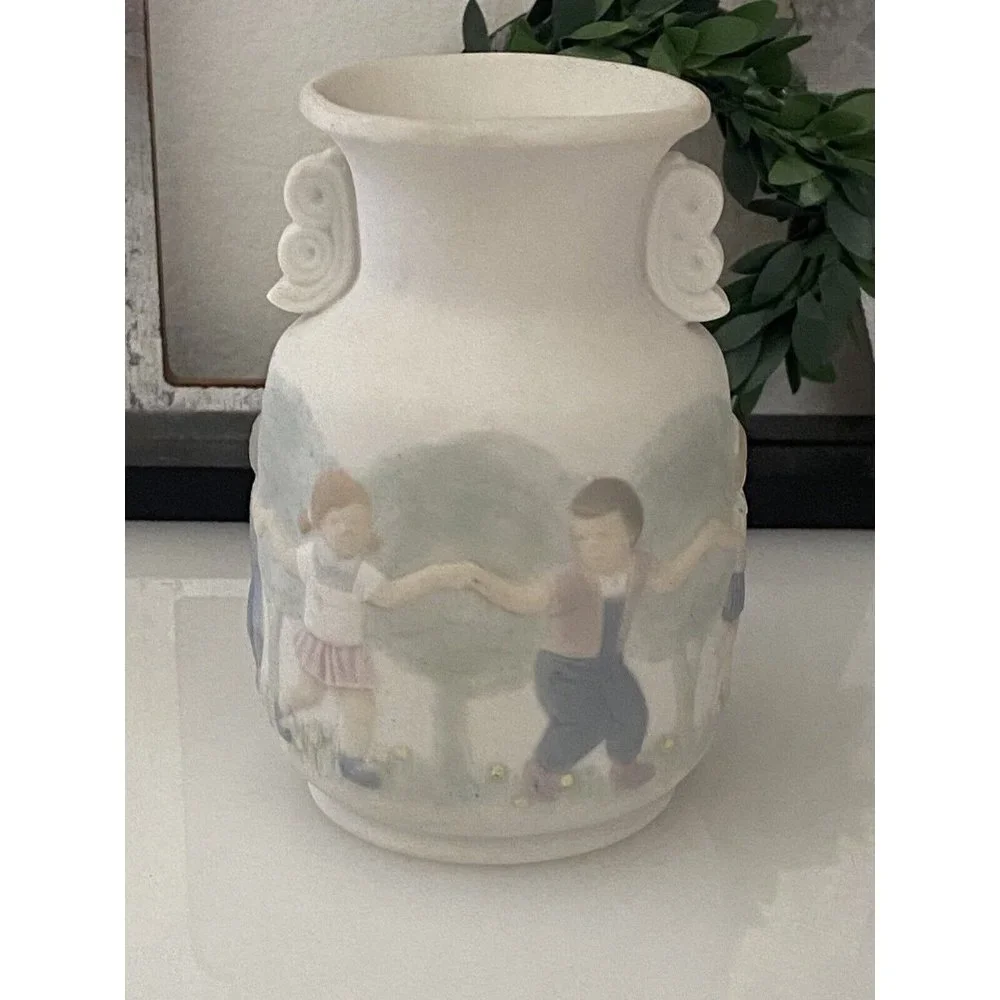 Lladro 5260 Vase Decorated Miniature Vase Urn Matte 1984 RV$175 Vintage Children